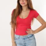 חולצה קצרה צווארון עגול גזור - דגם אביב